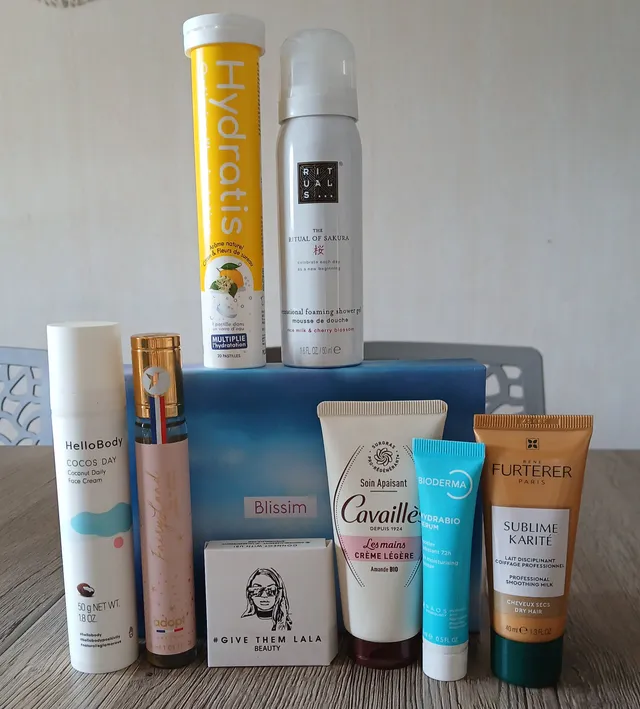 J'ai reçu ce kit, plus deux cadeaux je suis très contente !