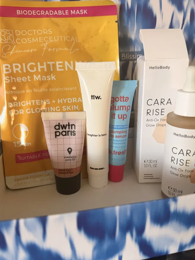 ✨ Coucou les filles ✨ J’ai enfin craqué pour une box avec