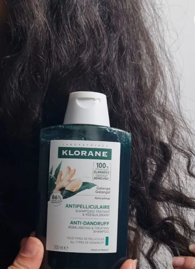J'ai beaucoup aimé ce shampoing antipelliculaire de Klorane.